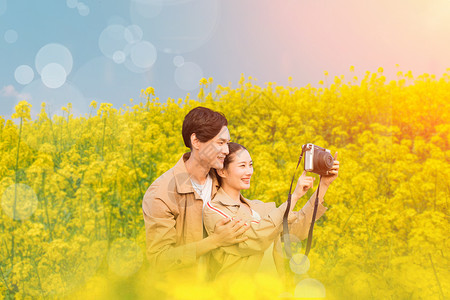 青年情侣在KTV唱歌夕阳在油菜花拍照设计图片