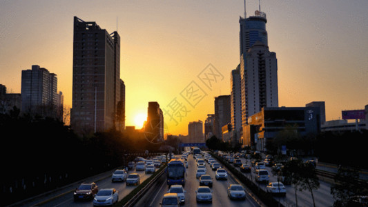 拥挤的汽车实拍夕阳下城市镜头GIF高清图片
