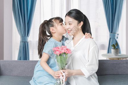 女儿亲吻着妈妈母亲节献花设计图片