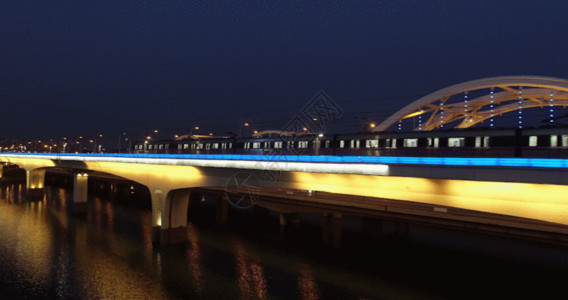 高架桥夜景夜幕下的西安地铁4K航拍GIF高清图片