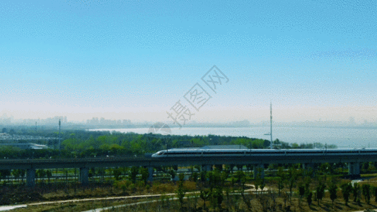 阳澄湖上最美高铁航拍GIF图片