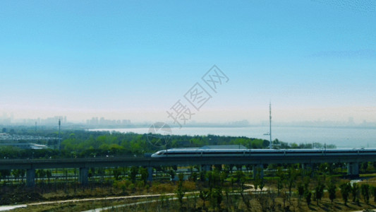 动车图阳澄湖上最美高铁航拍GIF高清图片
