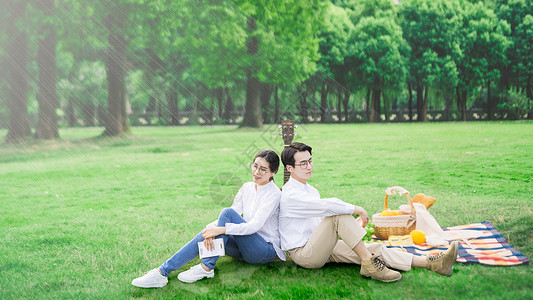 草地上野餐的人清新爱情设计图片