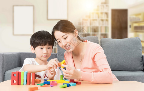 手绘玩积木的男孩母亲陪伴儿子玩积木设计图片