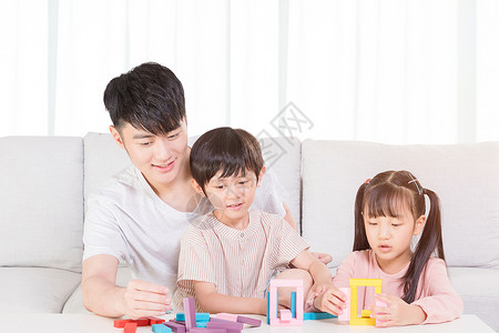 父亲和儿子家庭生活陪伴孩子玩耍设计图片