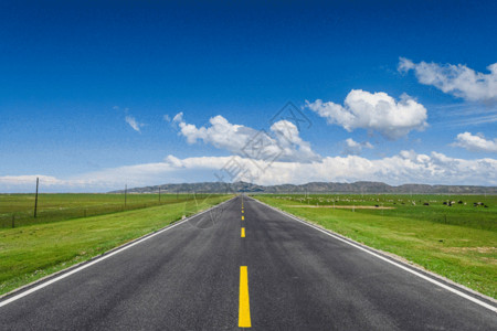 路上行驶的汽车草原公路路面蓝天白云gif动图高清图片