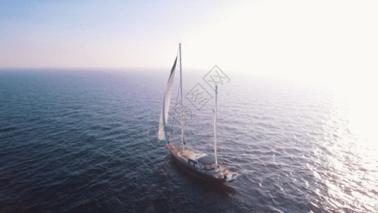 乘风远航海面上行驶的帆船GIF高清图片