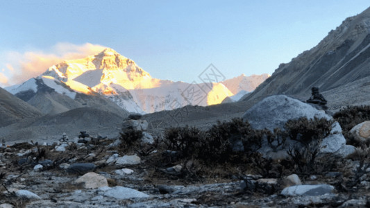 岩石山脉珠穆朗玛峰日照金山GIF高清图片