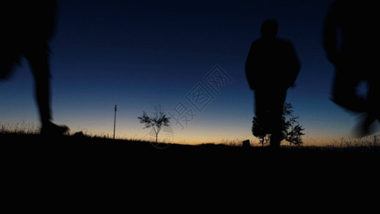 行走散步青年日落GIF高清图片
