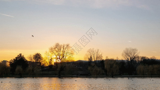 夕阳湖面间隔拍摄日落湖面风景GIF高清图片