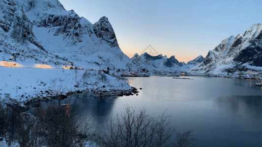 北欧村庄雪山雪景GIF高清图片