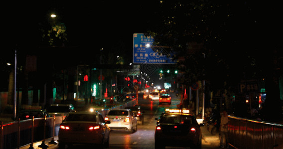夜晚道路光照夜晚的街道4K超清GIF高清图片