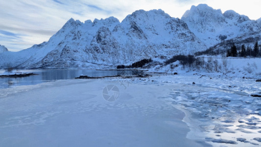 冬季捕鱼雪山环绕的港湾GIF高清图片