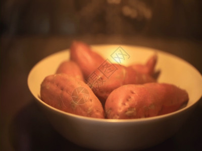 打开的烤箱实拍烤红薯GIF高清图片