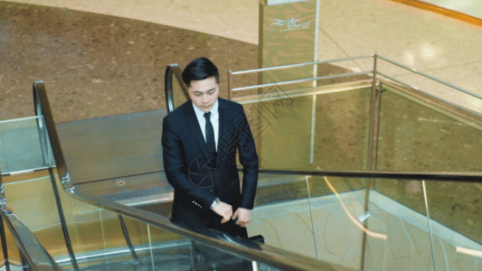 商务关成功人士穿西装的男士乘坐电梯GIF高清图片