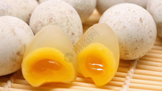 鸡蛋特写鹌鹑皮蛋GIF高清图片