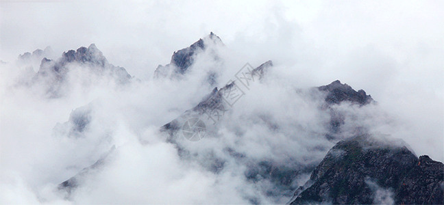 生态浮岛雾气弥漫的山峰gif动图高清图片