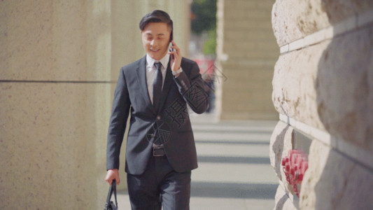 商务男士手机自拍视频商务男士边走边看手机GIF高清图片