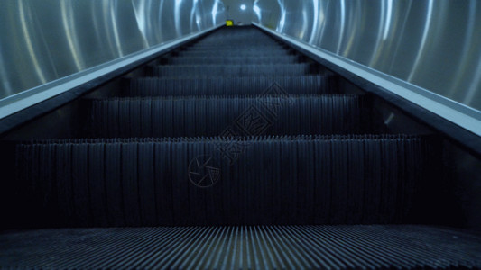 地铁楼梯上行的手扶电梯GIF高清图片