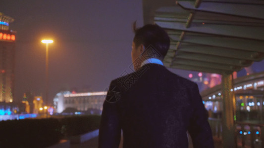 金融城市夜景商务男性行走背影GIF高清图片