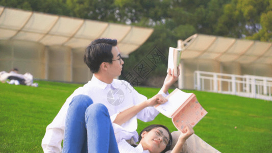 坐着看书的情侣情侣草地阅读看书GIF高清图片