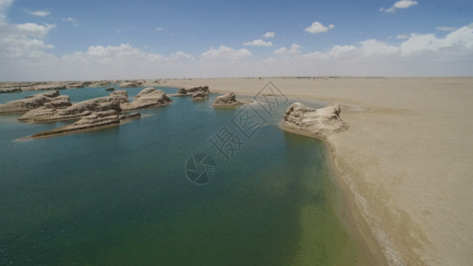 沙漠大海水上雅丹航拍视频GIF高清图片