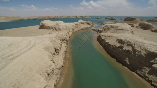 青海甘肃交接的水上雅丹地貌风光GIF高清图片