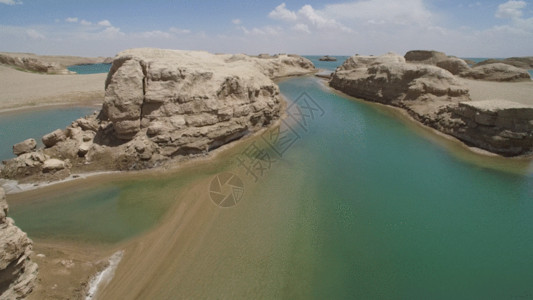 水上皮划艇青海甘肃交接的水上雅丹地貌风光航拍视频GIF高清图片