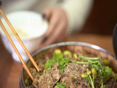 夹馍筷子夹粉蒸牛肉GIF高清图片