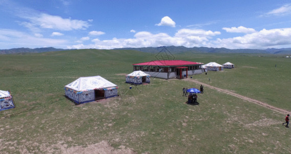 泥地越野甘肃甘南藏地夏河桑科草原GIF高清图片