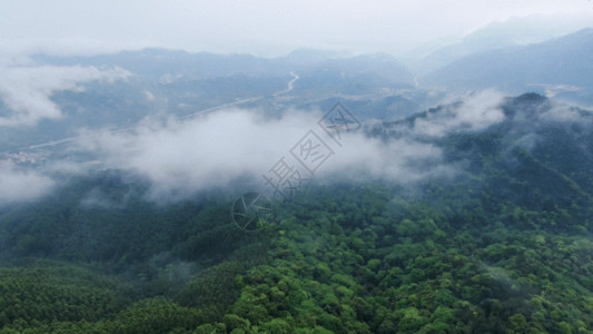 货轮俯视云雾山脉GIF高清图片