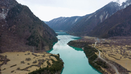 依水傍河航拍藏区青山绿水GIF高清图片