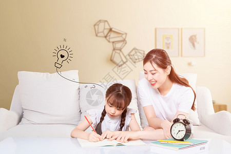 学作业的孩子妈妈指导孩子学习设计图片