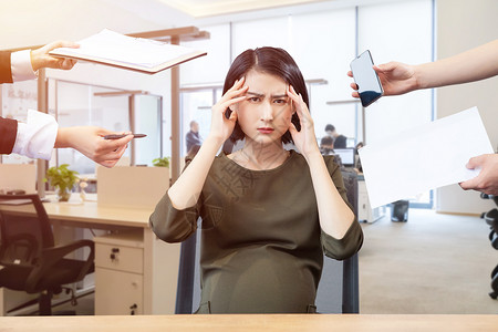 崩溃的女人繁忙的孕妇职员设计图片