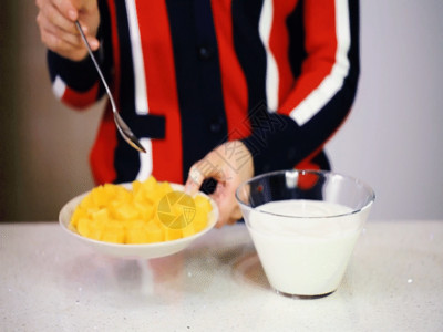 牛奶酸奶芒果放入酸奶GIF高清图片