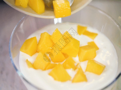 一碗汤汁芒果酸奶制作GIF高清图片
