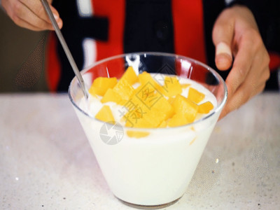 甜品自助芒果酸奶制作GIF高清图片
