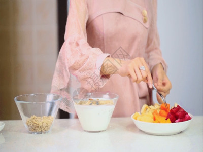 燕麦面粉水果燕麦酸奶的制作GIF高清图片