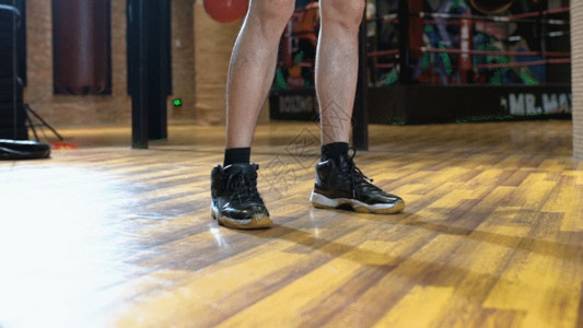 运动木地板男生在拳击房健身GIF高清图片