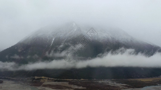 一座孤城航拍雪山云海 GIF高清图片