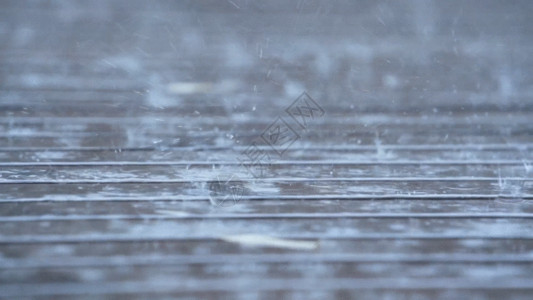 具有裂缝的地面下雨天的木板地面GIF高清图片
