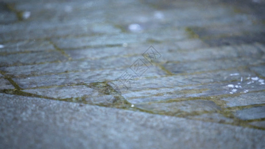 雨水特写雨水打落在青石板上GIF高清图片