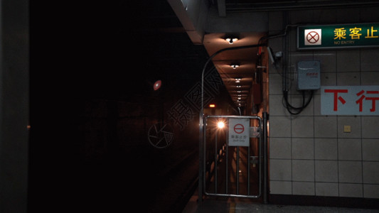 车头正面地铁进站GIF高清图片