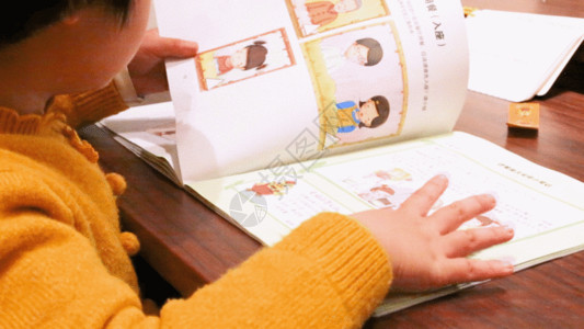 培养儿童小女孩结合手机看书学习GIF高清图片