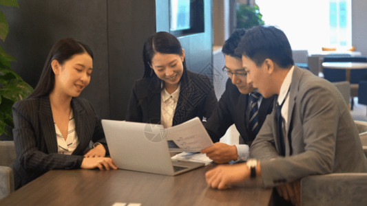 工作繁忙男性办公室小组讨论GIF高清图片