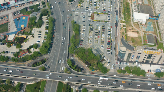 大楼建设繁忙的城市交通4K航拍GIF高清图片