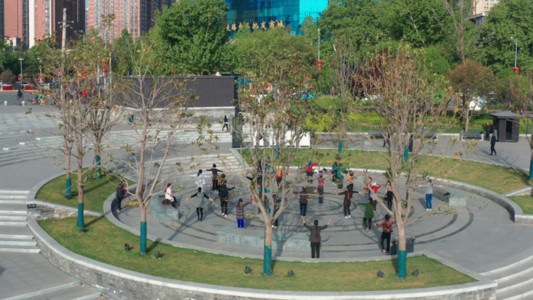 城市圆形建筑晨练运动公园GIF高清图片