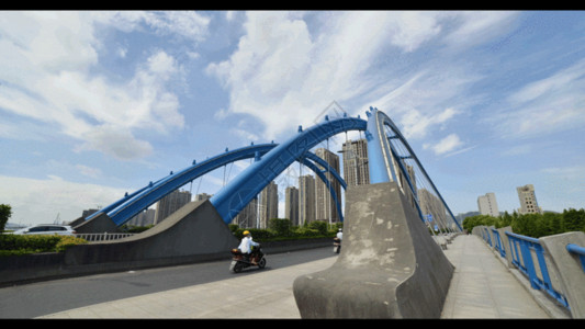 马拉拉骑蓝天白云桥延时gif高清图片