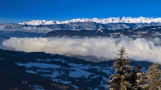 雾笼罩的岛屿烟雾笼罩的昆仑山雪山GIF高清图片