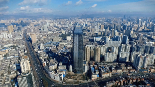 城市中的快递员城市高楼楼群航拍GIF高清图片
